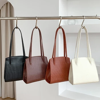Корейската версия на женската чанта на едно рамо от изкуствена кожа с голям капацитет за пътуване до работа 2023 Нова чанта в стила на градския минималистичен