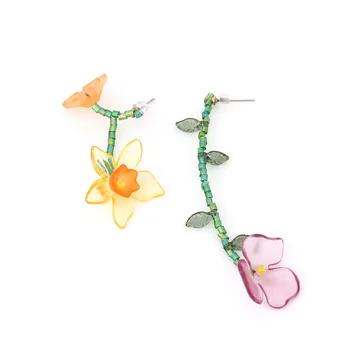 Прости творчески обеци-цветя от мъниста от смола, европейската и американската индивидуалност, асиметрични обеци-ръчно изработени цветя